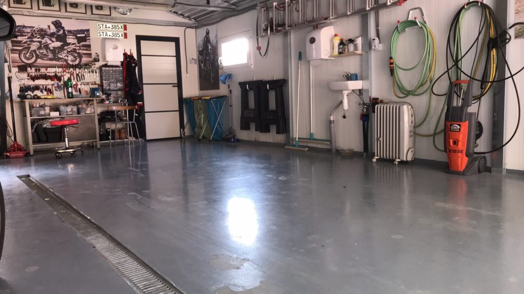 Zariadená garáž s podlahou